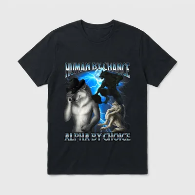 Lustiges Alpha Wolf Meme T-Shirt – Wolf mit Cowboyhut, zwei Werwölfe, Vollmond mit Blitzen – Klassisches T-Shirt in Schwarz