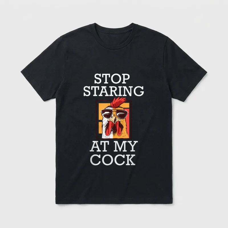 Stop Staring at my T-Shirt – Hahn mit Sonnenbrille, Spruch STOP STARING AT MY COCK – Klassisches T-Shirt in Schwarz