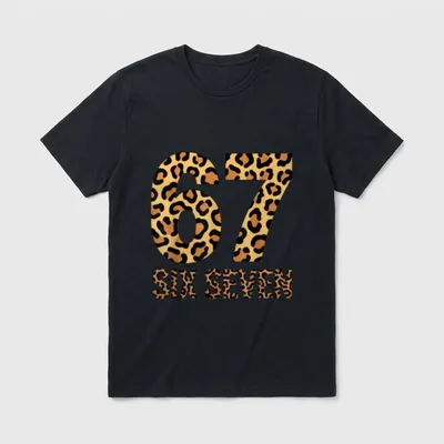 67 Meme Six Seven Funny T-Shirt – Zahlen 67 und Schriftzug Six Seven im Leopardenmuster – Klassisches T-Shirt in Schwarz