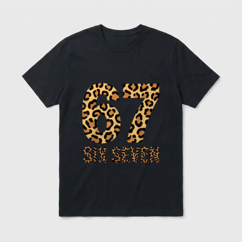 67 Meme Six Seven Funny T-Shirt – Zahlen 67 und Schriftzug Six Seven im Leopardenmuster – Klassisches T-Shirt in Schwarz