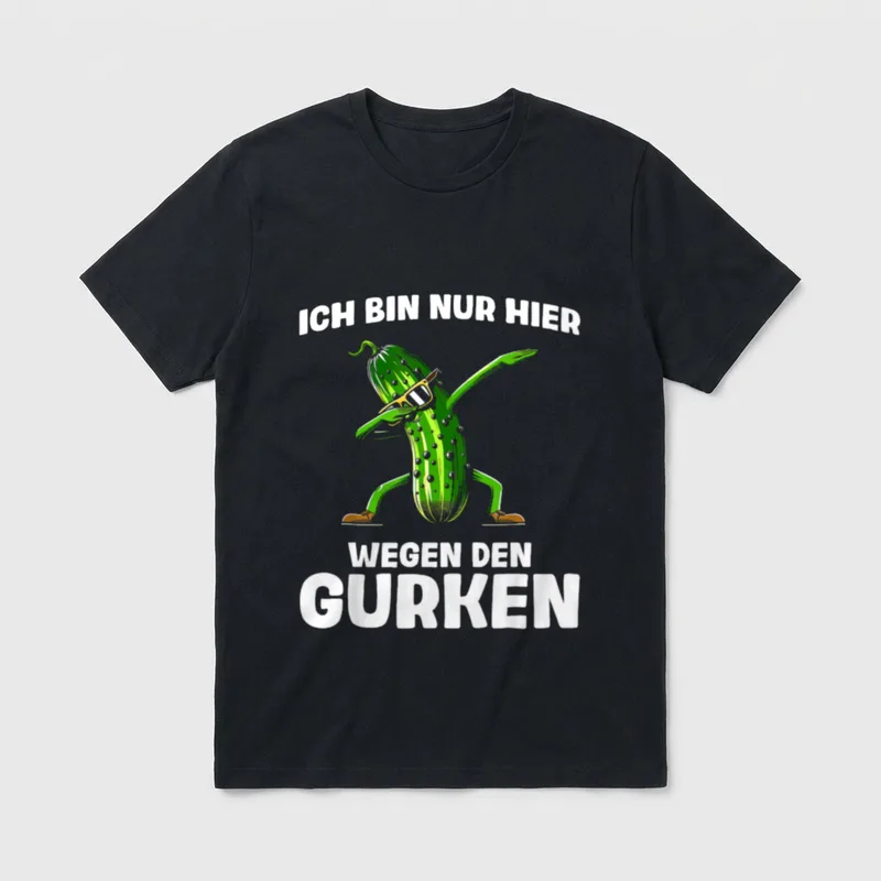 Ich Bin nur Hier T-Shirt – Dabbende Gurke mit Sonnenbrille, Spruch „Wegen den Gurken“ – Klassisches T-Shirt in Schwarz