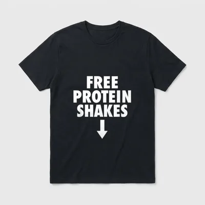 Free Protein Shakes Lustiger T-Shirt – Schriftzug „FREE PROTEIN SHAKES“ mit Pfeil nach unten – Klassisches T-Shirt in Schwarz