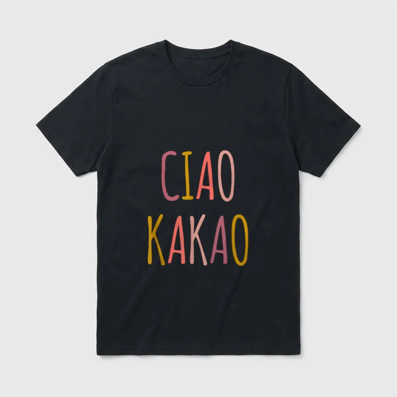 Ciao Kakao tschau tschüss T-Shirt – Schriftzug „CIAO KAKAO“ in bunten Buchstaben – Klassisches T-Shirt in Schwarz