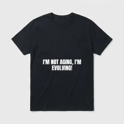 I'm Not Aging I'm T-Shirt – Schriftzug „I'm Not Aging, I'm Evolving!“ in Weiß – Klassisches T-Shirt in Schwarz