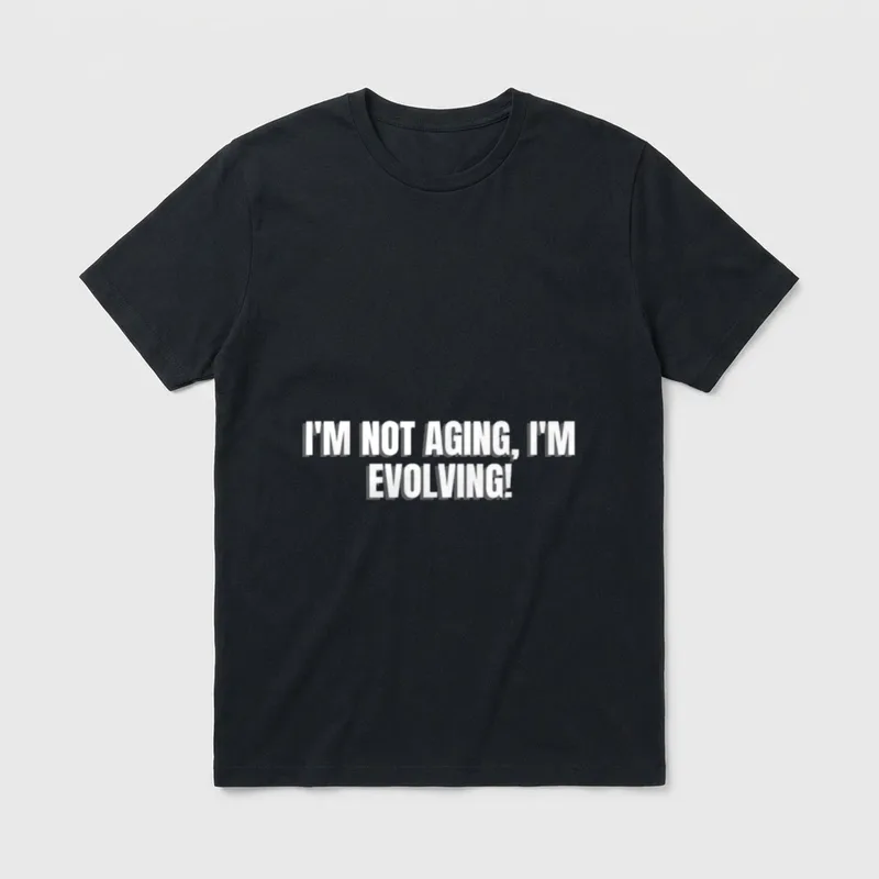 I'm Not Aging I'm T-Shirt – Schriftzug „I'm Not Aging, I'm Evolving!“ in Weiß – Klassisches T-Shirt in Schwarz