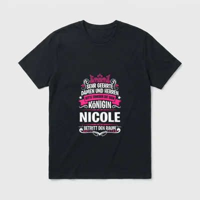 Nicole Namensshirt mit lustigem T-Shirt – Königin Nicole Spruch mit Krone und pinkem Banner – Klassisches T-Shirt in Schwarz