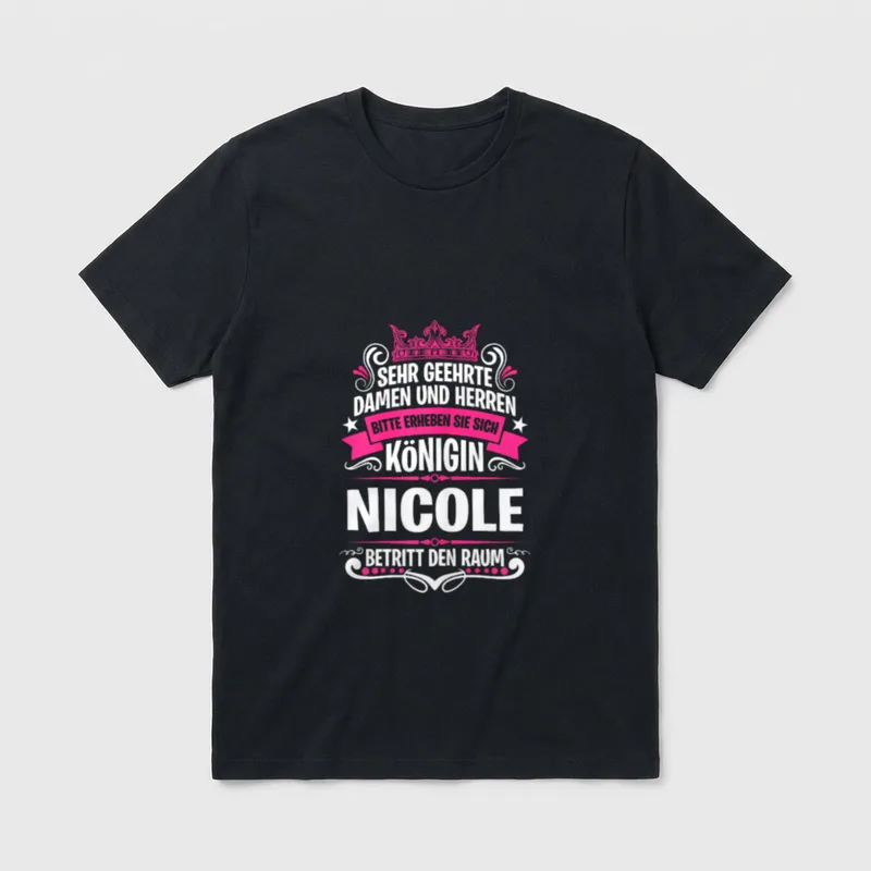 Nicole Namensshirt mit lustigem T-Shirt – Königin Nicole Spruch mit Krone und pinkem Banner – Klassisches T-Shirt in Schwarz