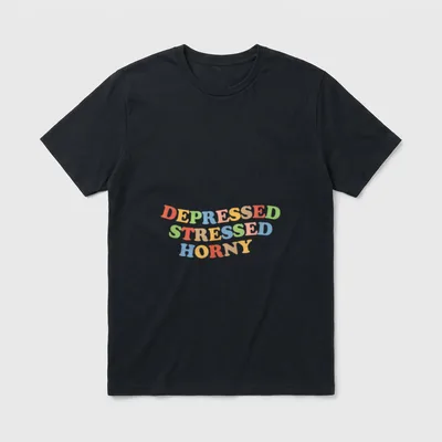 Depressed Stressed Horny T-Shirt – Klassisches T-Shirt in Schwarz