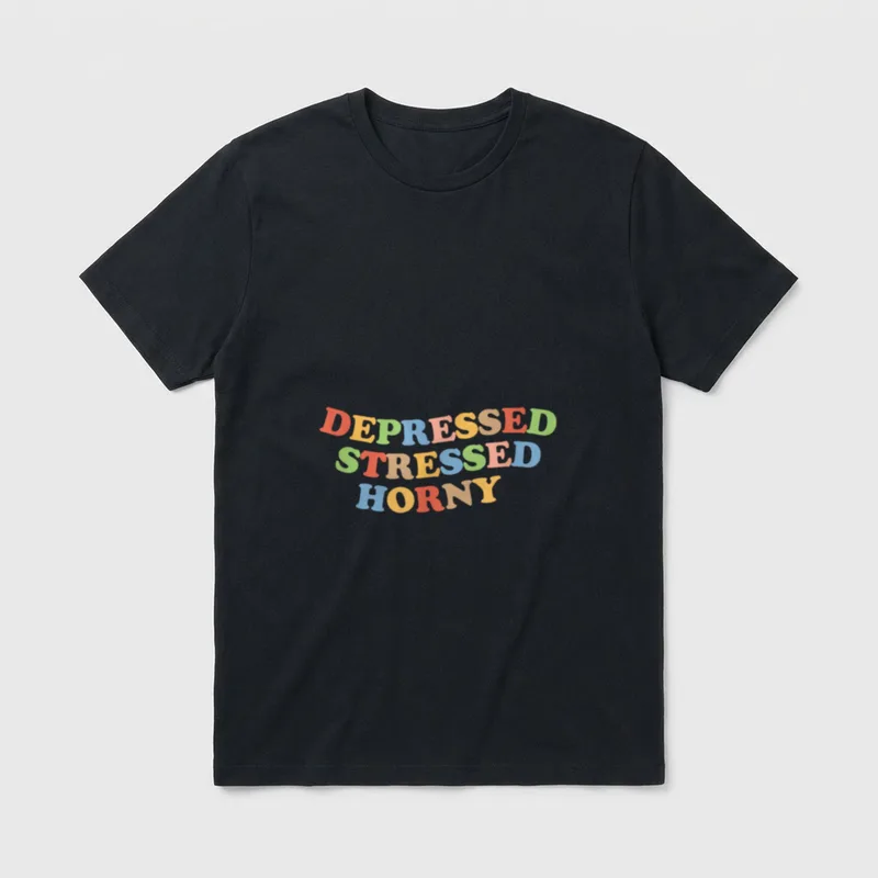 Depressed Stressed Horny T-Shirt – Klassisches T-Shirt in Schwarz