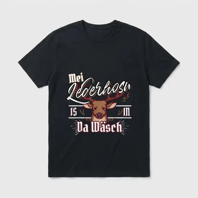 Mei Lederhosn is in da T-Shirt – Hirschkopf mit Spruch „Mei Lederhosn is in da Wäsch“ – Klassisches T-Shirt in Schwarz