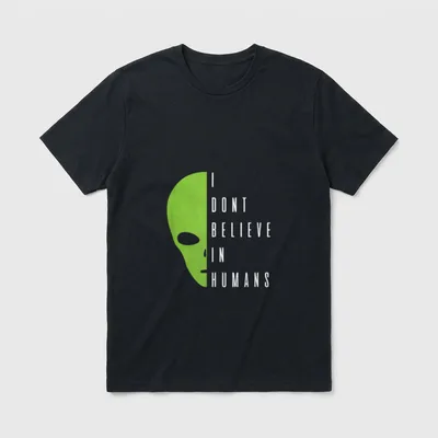 Alien Spruch I dont T-Shirt – Grüner Alienkopf neben Schriftzug „I dont believe in humans“ – Klassisches T-Shirt in Schwarz
