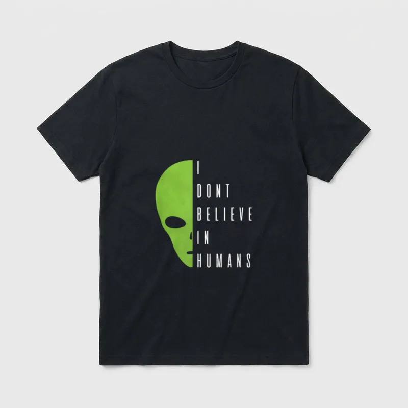 Alien Spruch I dont T-Shirt – Grüner Alienkopf neben Schriftzug „I dont believe in humans“ – Klassisches T-Shirt in Schwarz
