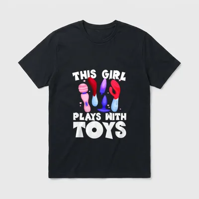 This Girl Plays With T-Shirt – Schriftzug „This Girl Plays With Toys“ mit bunten Objekten – Klassisches T-Shirt in Schwarz