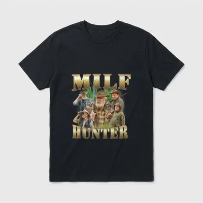 Milf Hunter Unhinged Gen T-Shirt – Goldene Schrift MILF HUNTER über Jägergruppe im Schilf – Klassisches T-Shirt in Schwarz