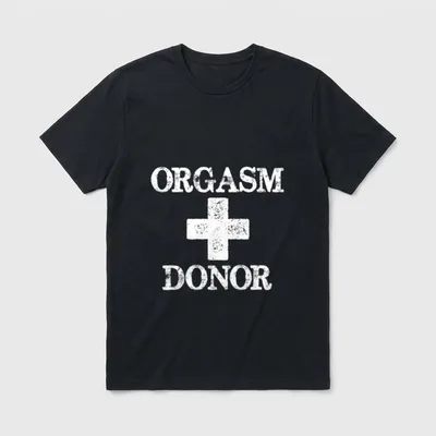 Orgasmus Spender Humor T-Shirt – Schriftzug „ORGASM + DONOR“ mit weißem Kreuz auf grau – Klassisches T-Shirt in Schwarz