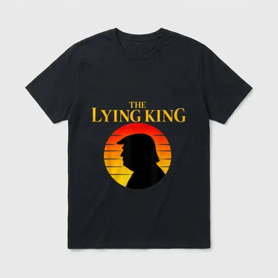 Funny T-Shirt – Schriftzug „The Lying King“ über Silhouette im Sonnenkreis – Klassisches T-Shirt in Schwarz