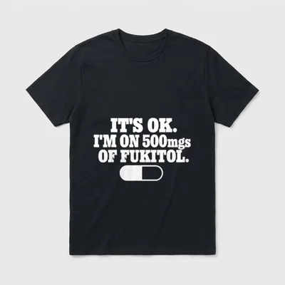 It's Ok I'm on T-Shirt – Schriftzug „It's Ok. I'm on 500mgs of Fukitol.“ mit Kapsel – Klassisches T-Shirt in Schwarz