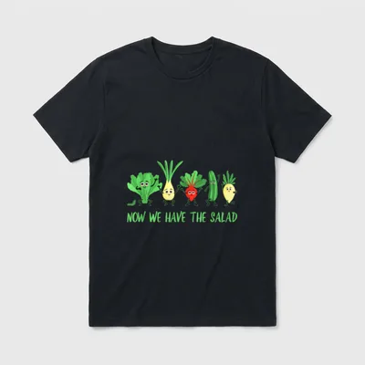 Now We Have The Salad T-Shirt – Tanzende Gemüsefiguren mit Schriftzug Now We Have The Salad – Klassisches T-Shirt in Schwarz