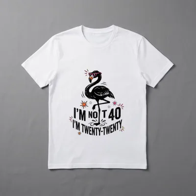 I'm not 40 I'm T-Shirt – Flamingo mit Sonnenbrille, Spruch „I'm not 40 I'm Twenty-Twenty“ – Klassisches T-Shirt in Schwarz