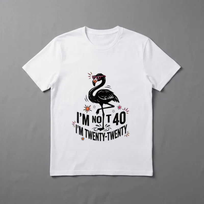 I'm not 40 I'm T-Shirt – Flamingo mit Sonnenbrille, Spruch „I'm not 40 I'm Twenty-Twenty“ – Klassisches T-Shirt in Schwarz