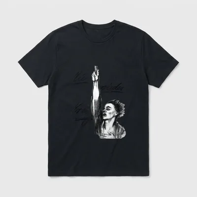 Nie wieder Krieg T-Shirt – Schriftzug „Nie wieder Krieg“, Frau mit erhobenem Arm – Klassisches T-Shirt in Schwarz