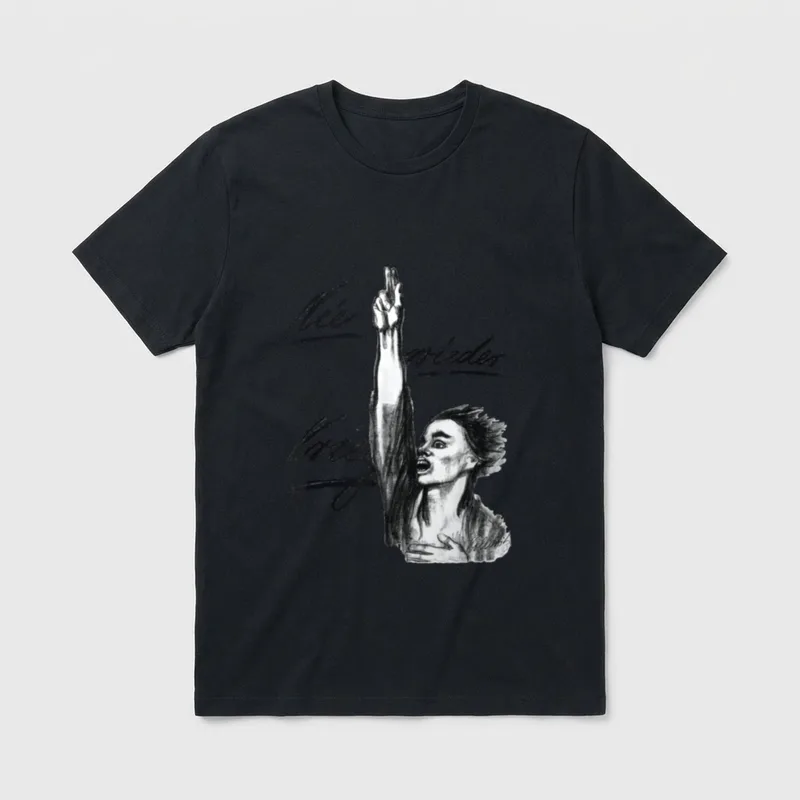 Nie wieder Krieg T-Shirt – Schriftzug „Nie wieder Krieg“, Frau mit erhobenem Arm – Klassisches T-Shirt in Schwarz