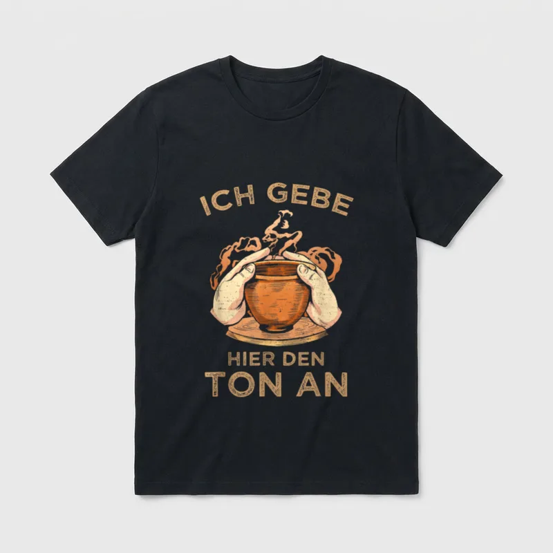 Ich gebe hier T-Shirt – Hände formen Tontopf, Schriftzug „Ich gebe hier den Ton an“ – Klassisches T-Shirt in Schwarz