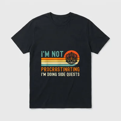 Retro RPG Pen & T-Shirt – Zwanzigseitiger Würfel, Retro-Streifen, Spruch über Side Quests – Klassisches T-Shirt in Schwarz