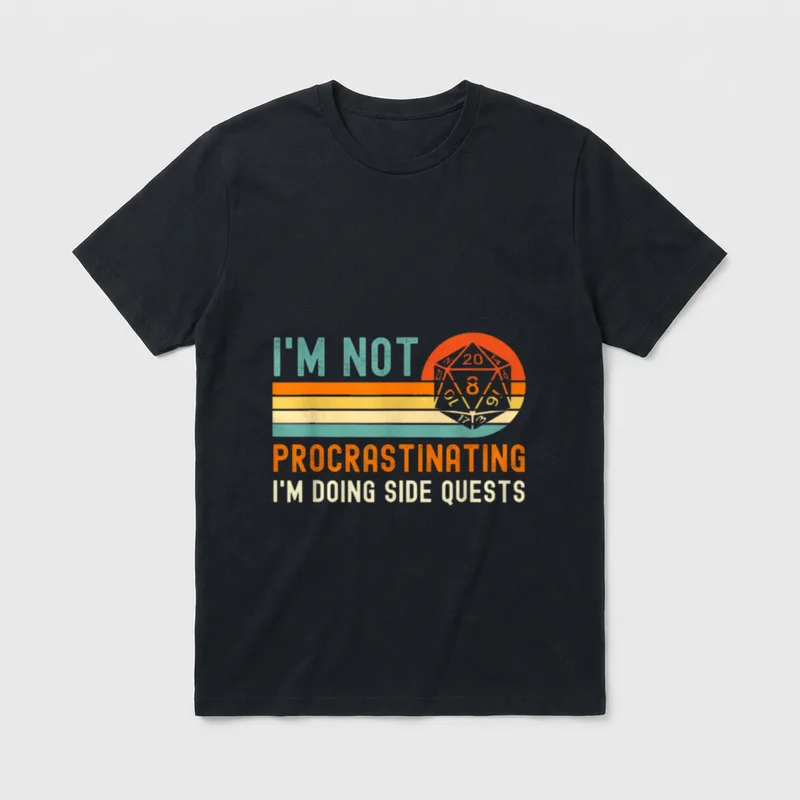 Retro RPG Pen & T-Shirt – Zwanzigseitiger Würfel, Retro-Streifen, Spruch über Side Quests – Klassisches T-Shirt in Schwarz