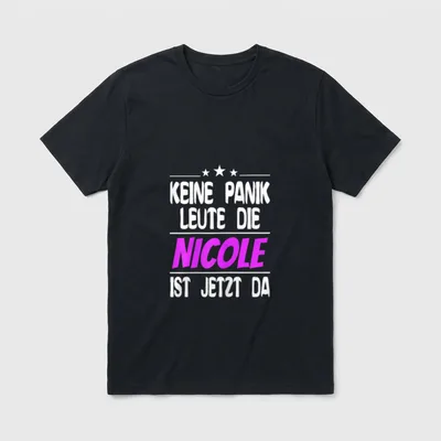 Keine Panik Leute T-Shirt – Spruch „Keine Panik Leute die Nicole ist jetzt da“ mit Sternen – Klassisches T-Shirt in Schwarz