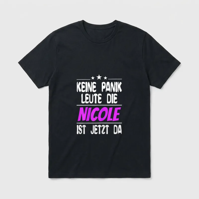 Keine Panik Leute T-Shirt – Spruch „Keine Panik Leute die Nicole ist jetzt da“ mit Sternen – Klassisches T-Shirt in Schwarz
