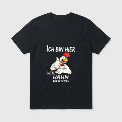 Ich bin hier der Hahn T-Shirt – Hahn mit Daumen hoch und Schriftzug „Hahn im Korb“ – Klassisches T-Shirt in Schwarz