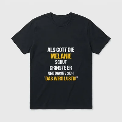 MELANIE Name Spruch Lustig T-Shirt – Schriftzug: Als Gott die Melanie schuf, grinste er – Klassisches T-Shirt in Schwarz