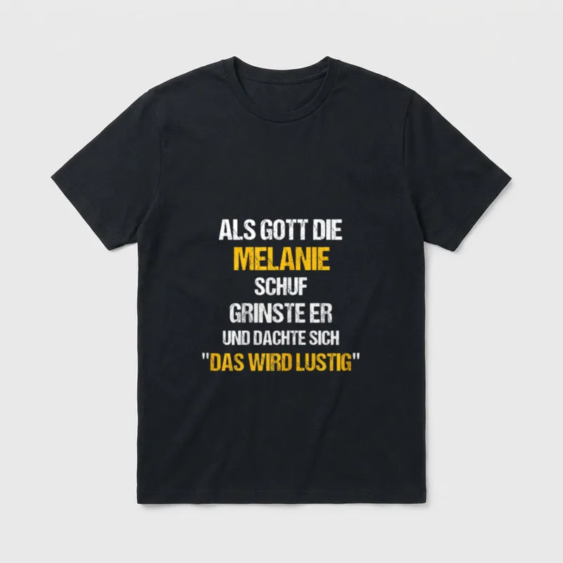 MELANIE Name Spruch Lustig T-Shirt – Schriftzug: Als Gott die Melanie schuf, grinste er – Klassisches T-Shirt in Schwarz