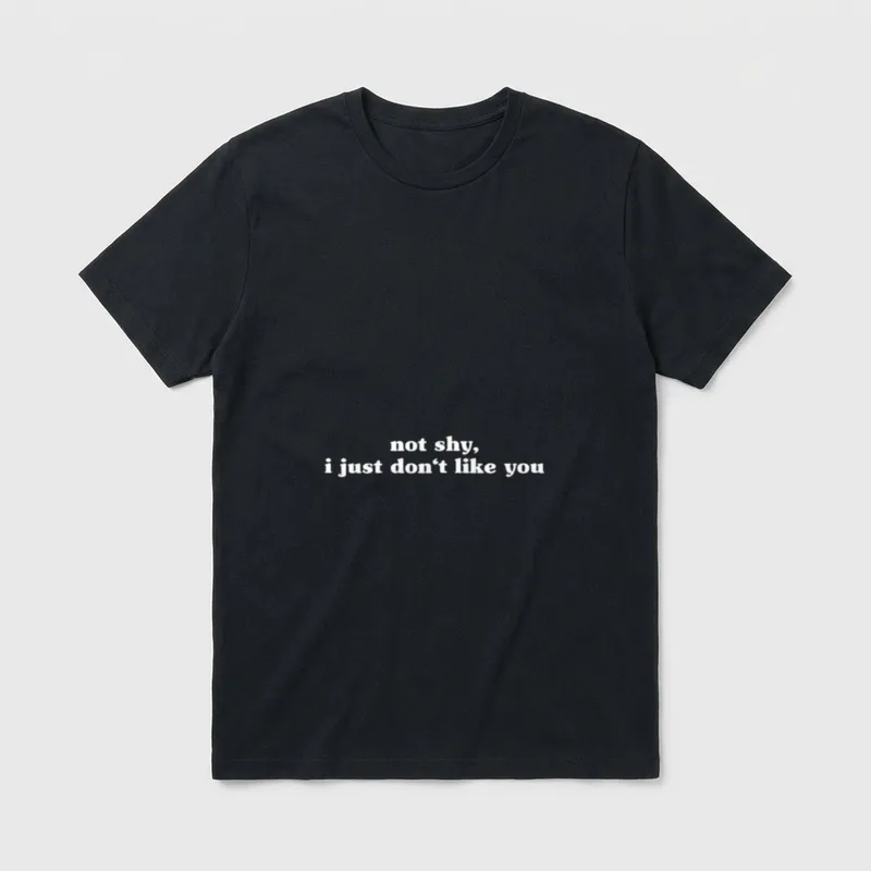 Not Shy I Just T-Shirt – Schriftzug „not shy, i just don't like you“ auf Grau – Klassisches T-Shirt in Schwarz