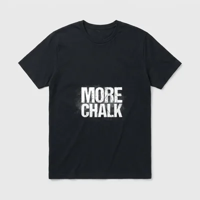 More Chalk Boulder Spruch T-Shirt – Schriftzug „MORE CHALK“ in weißer Blockschrift auf Grau – Klassisches T-Shirt in Schwarz