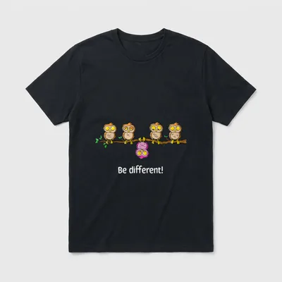 T-Shirt Tiere – Vier braune Eulen und eine pinke Eule, Schriftzug „Be different!“ – Klassisches T-Shirt in Schwarz