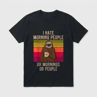 I hate Morning People T-Shirt – Faultier mit Kaffeetasse, Schriftzug darüber und darunter – Klassisches T-Shirt in Schwarz