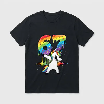 Lustiges 67 Meme Design T-Shirt – Dabbendes Einhorn vor schmelzender Regenbogenzahl 67 – Klassisches T-Shirt in Schwarz