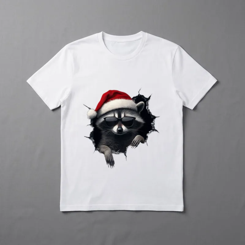 Lustiger Waschbär mit Weihnachtsmütze T-Shirt – Klassisches T-Shirt in Schwarz