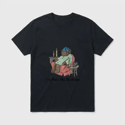 It's Past My Bedtime T-Shirt – Bär im Sessel mit Nachtmütze, Kerzen, Büchern und Schriftzug – Klassisches T-Shirt in Schwarz