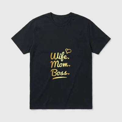 Wife Mom Boss Mama T-Shirt – Goldener Schriftzug „Wife. Mom. Boss.“ mit Herz – Klassisches T-Shirt in Schwarz