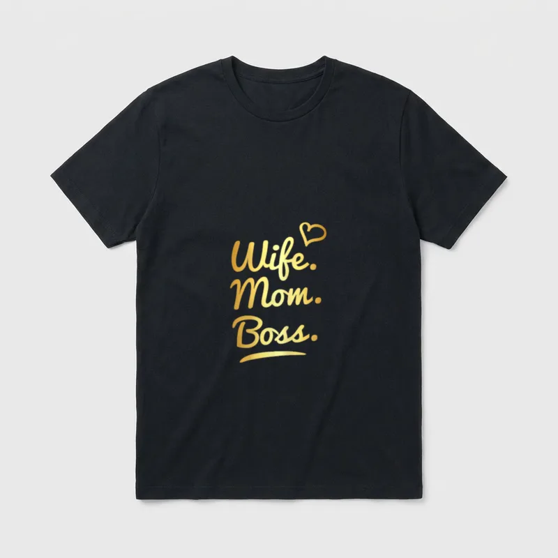 Wife Mom Boss Mama T-Shirt – Goldener Schriftzug „Wife. Mom. Boss.“ mit Herz – Klassisches T-Shirt in Schwarz