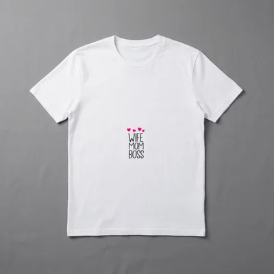 Wife Mom Boss lustiges T-Shirt – Schriftzug „Wife Mom Boss“ mit vier kleinen pinken Herzen – Klassisches T-Shirt in Schwarz