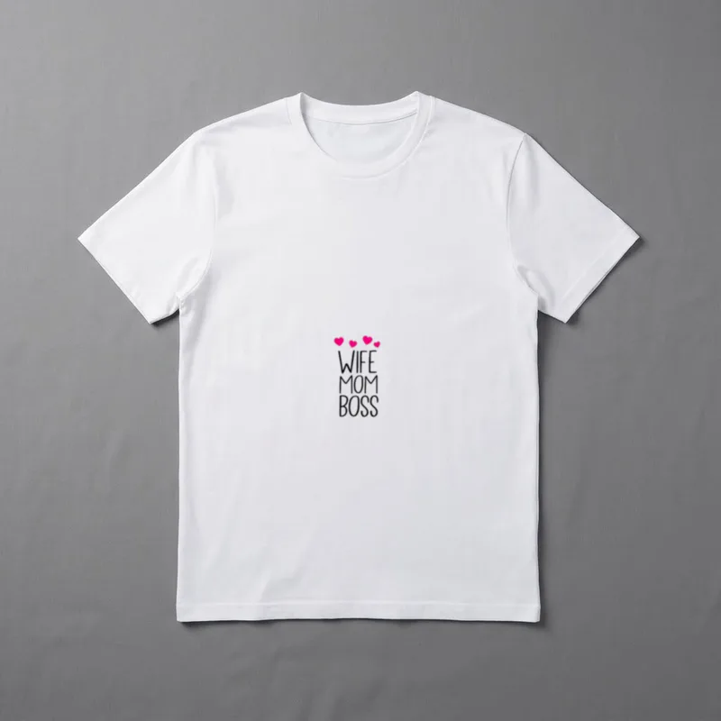 Wife Mom Boss lustiges T-Shirt – Schriftzug „Wife Mom Boss“ mit vier kleinen pinken Herzen – Klassisches T-Shirt in Schwarz