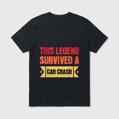 Diese Legende hat T-Shirt – Schriftzug „This Legend Survived A Car Crash“ mit Bannermotiv – Klassisches T-Shirt in Schwarz
