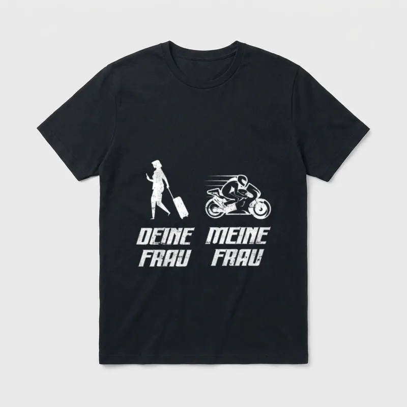 Deine Frau Meine Frau T-Shirt – Zwei Frauensilhouetten: eine mit Koffer, eine auf Motorrad – Klassisches T-Shirt in Schwarz