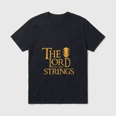 Der Herr Der Saiten T-Shirt – Schriftzug „THE LORD OF THE STRINGS“ mit Gitarrenkopf – Klassisches T-Shirt in Schwarz