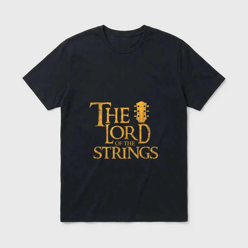 Der Herr Der Saiten T-Shirt – Schriftzug „THE LORD OF THE STRINGS“ mit Gitarrenkopf – Klassisches T-Shirt in Schwarz