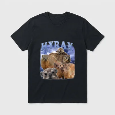Hyrax Fire Meme Lustiger T-Shirt – Schriftzug „HYRAX“ über sechs Klippschliefern im Gewitter – Klassisches T-Shirt in Schwarz